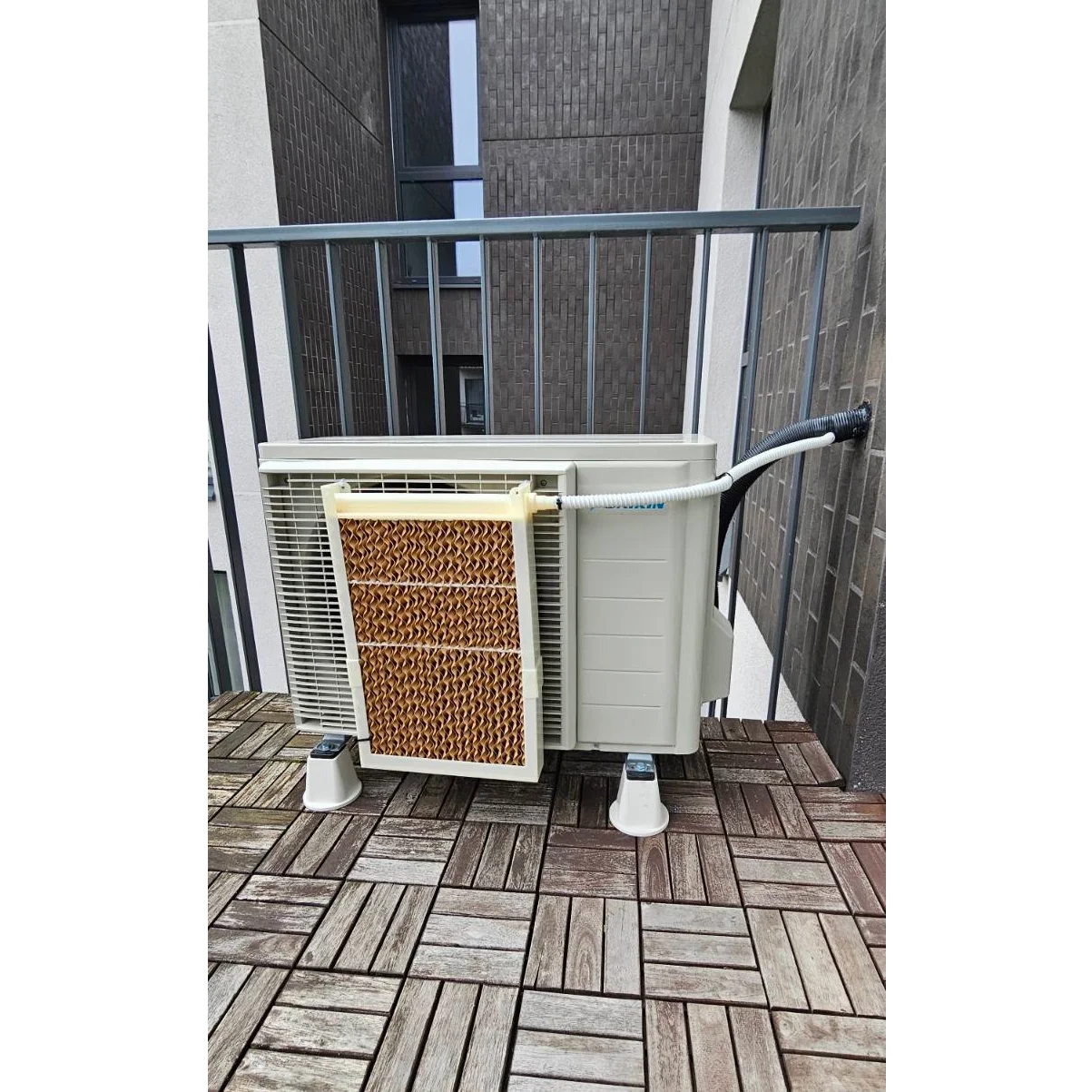 oro kondicionierius balkone su isgarintoju
